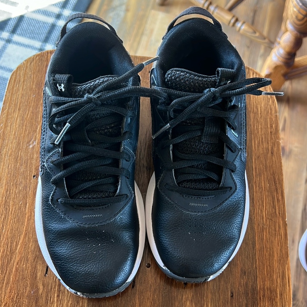 Girls Under Armour basketball shoes - size 3.5Y - worn only inside.